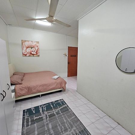 Ruhani Homestay 3 Kb - 4 Bedroom Fully Airconditioned With Wifi & Netflix Kota Bharu Exteriör bild