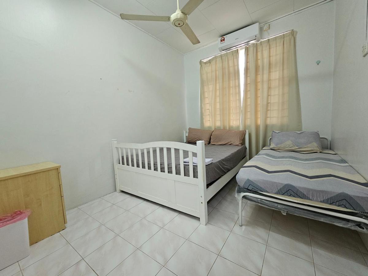 Ruhani Homestay 3 Kb - 4 Bedroom Fully Airconditioned With Wifi & Netflix Kota Bharu Exteriör bild