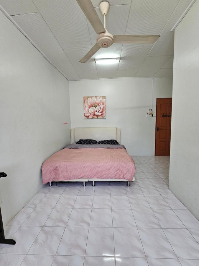 Ruhani Homestay 3 Kb - 4 Bedroom Fully Airconditioned With Wifi & Netflix Kota Bharu Exteriör bild