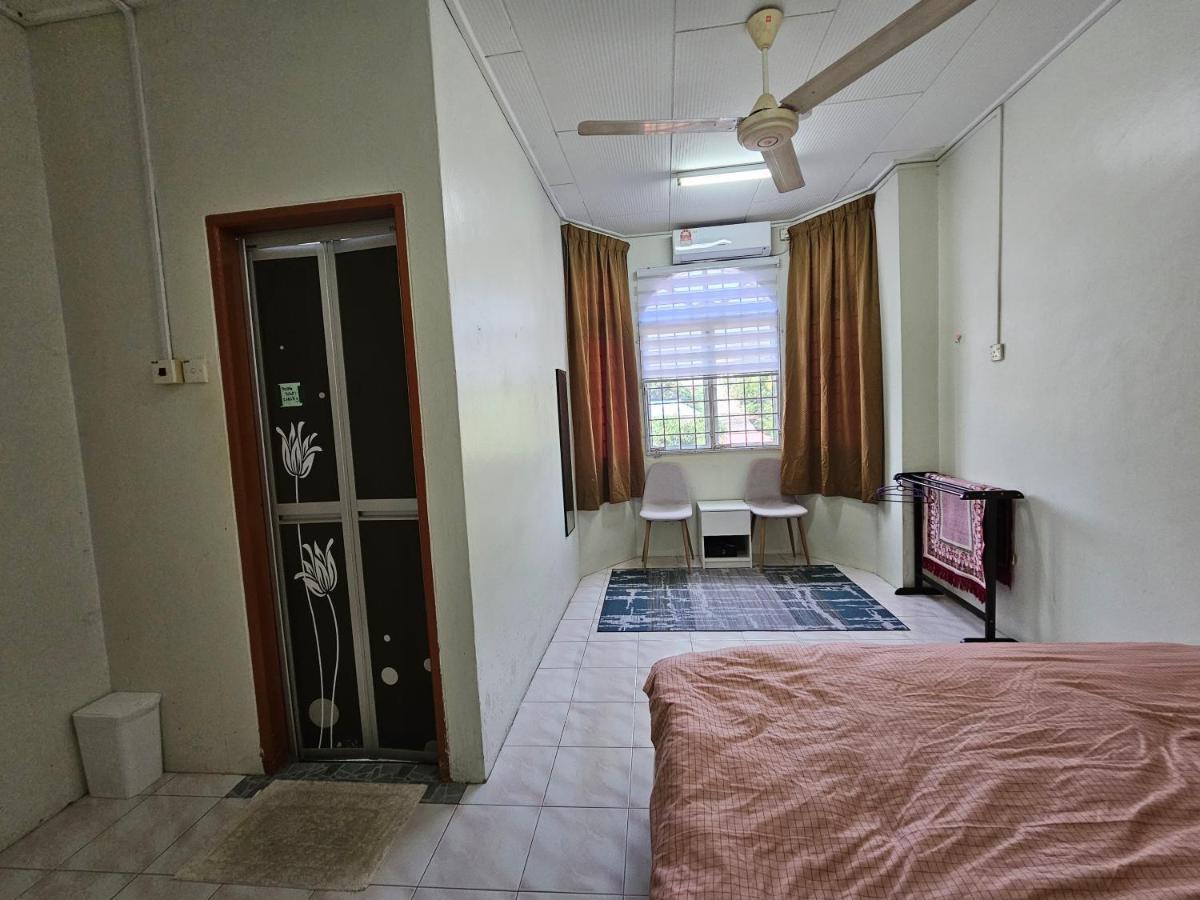 Ruhani Homestay 3 Kb - 4 Bedroom Fully Airconditioned With Wifi & Netflix Kota Bharu Exteriör bild