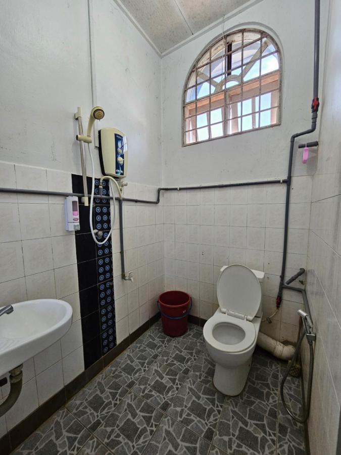 Ruhani Homestay 3 Kb - 4 Bedroom Fully Airconditioned With Wifi & Netflix Kota Bharu Exteriör bild