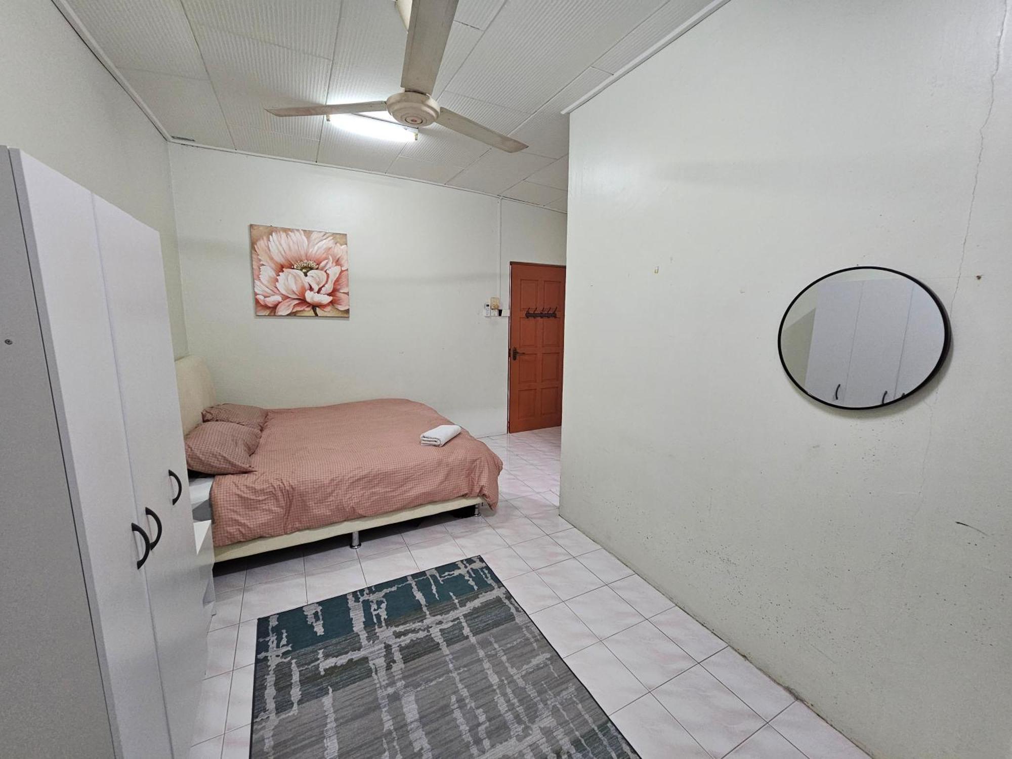 Ruhani Homestay 3 Kb - 4 Bedroom Fully Airconditioned With Wifi & Netflix Kota Bharu Exteriör bild