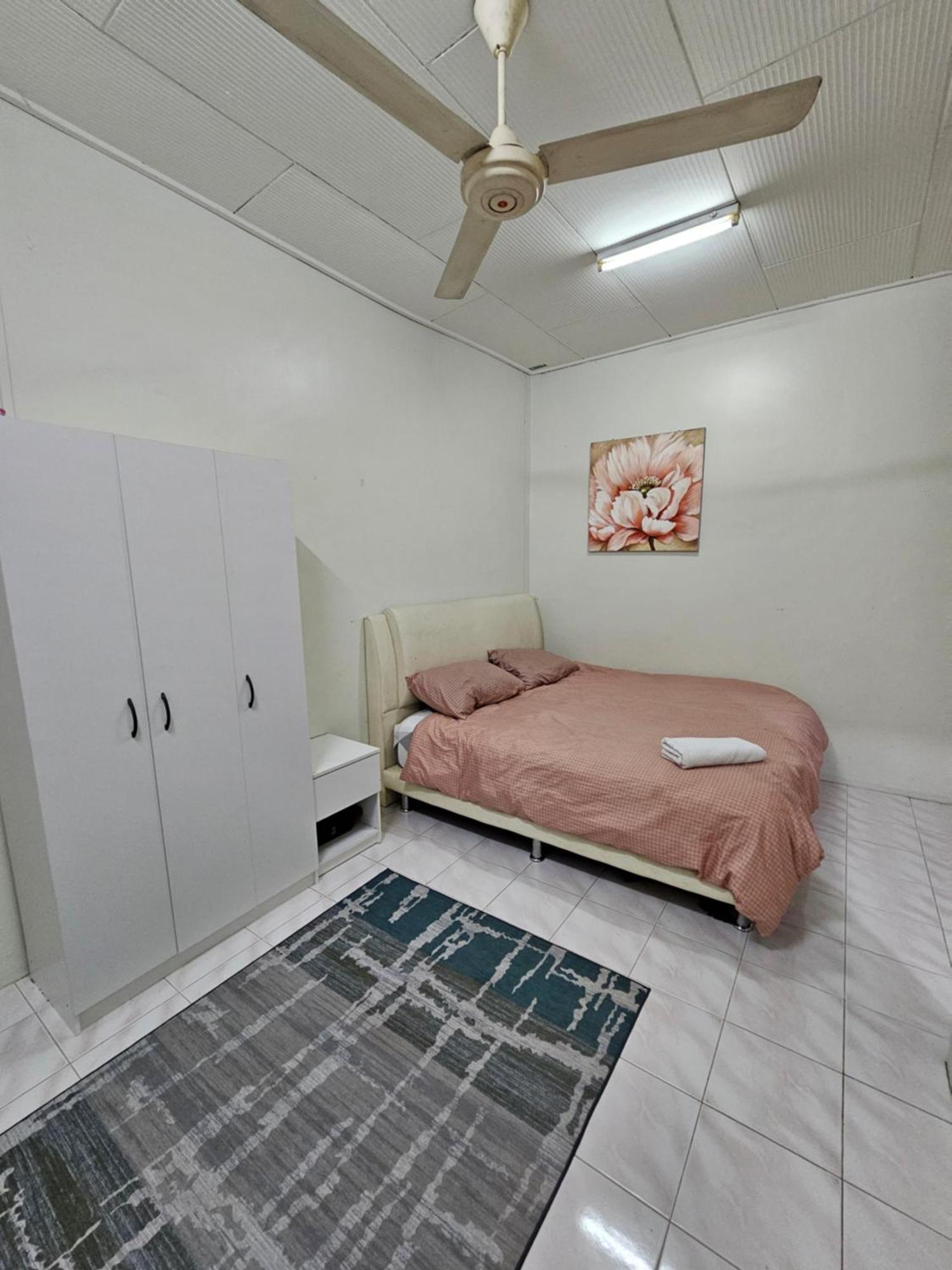Ruhani Homestay 3 Kb - 4 Bedroom Fully Airconditioned With Wifi & Netflix Kota Bharu Exteriör bild